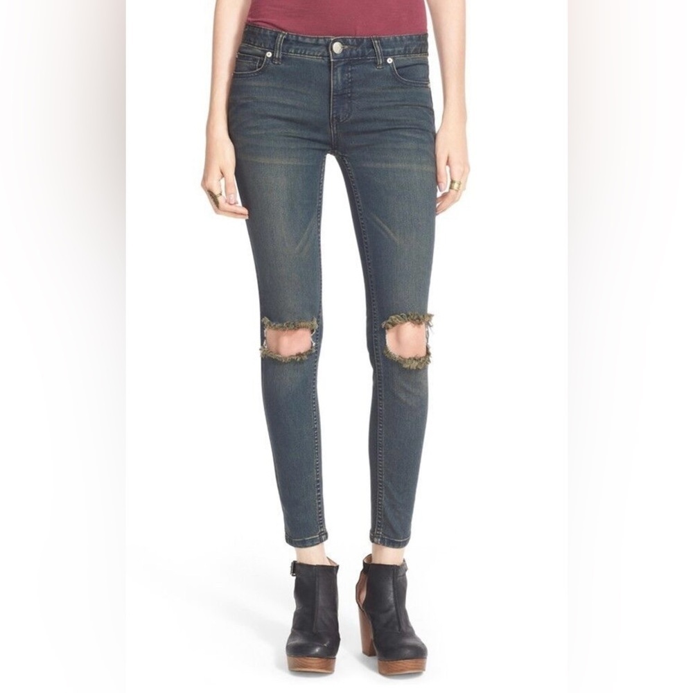 Free People Destroyed Skinny Jeans Destresed size 24 woman’s Strech
